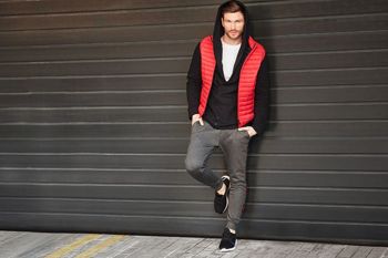 Outfit No. 427 - Gilet, Hoodie, Plain T-shirt, Sneakers